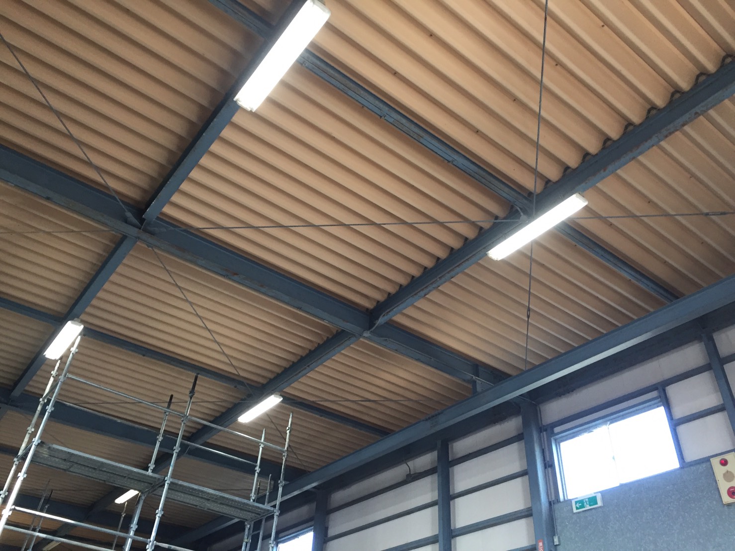 愛知県名古屋市 足場を使っての照明取替（2）