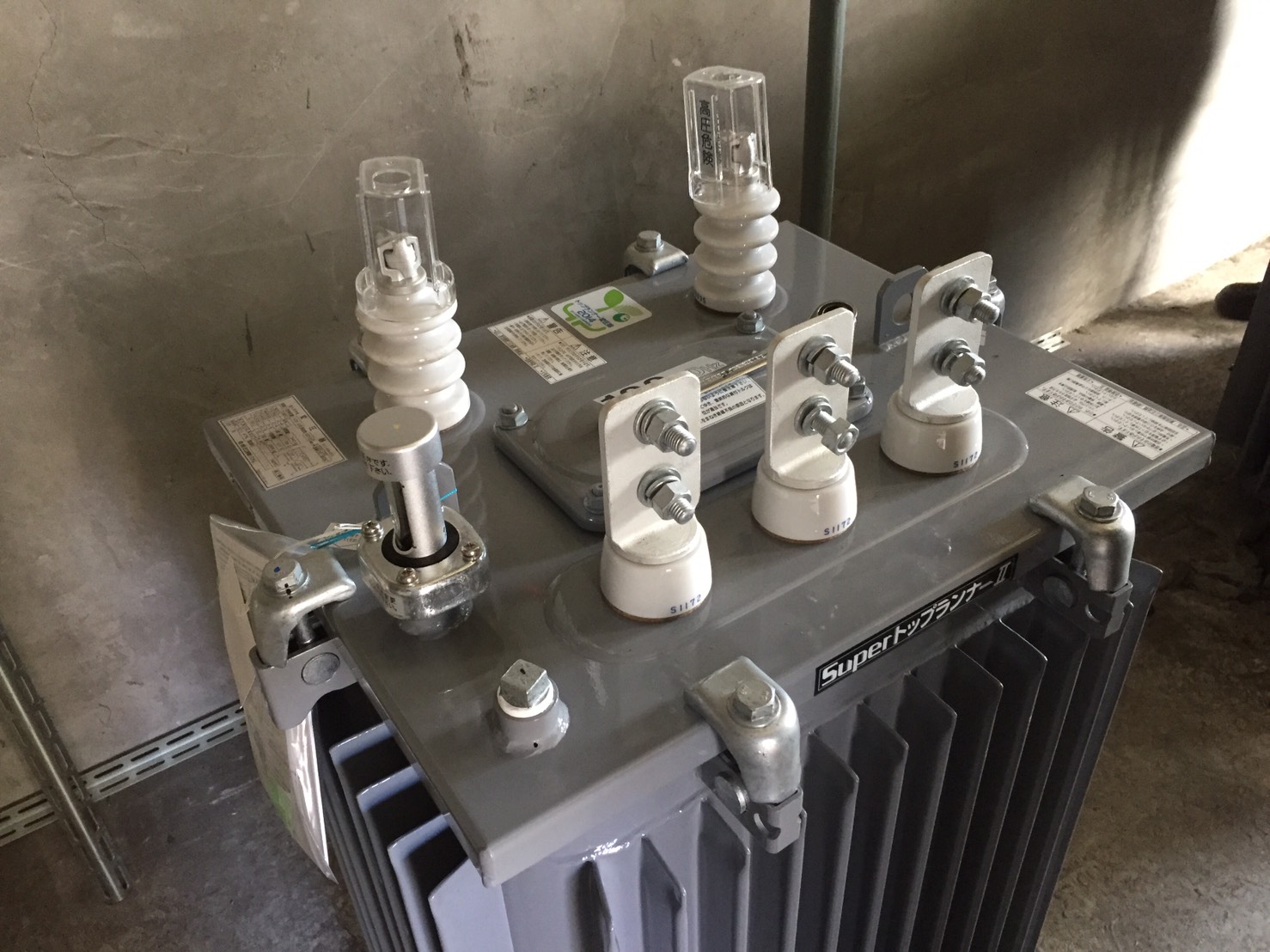 愛知県名古屋市 クレーンを使ってのキュービクル内トランス入替工事（2）