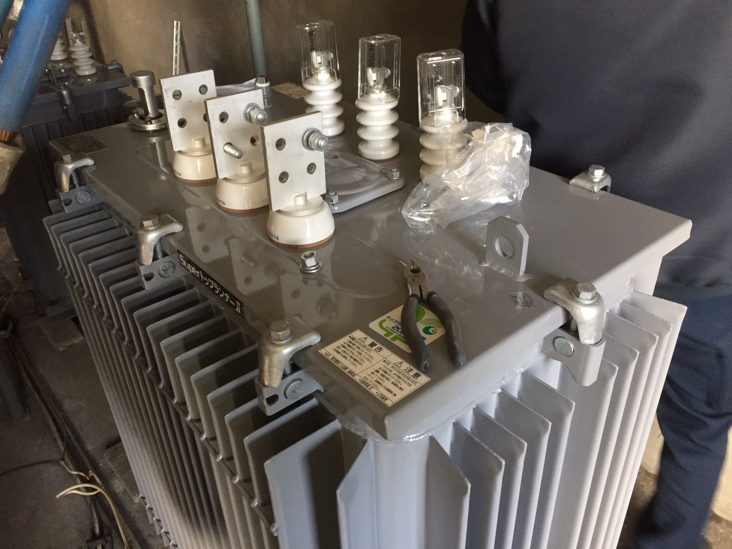 愛知県名古屋市 クレーンを使ってのキュービクル内トランス入替工事（3）