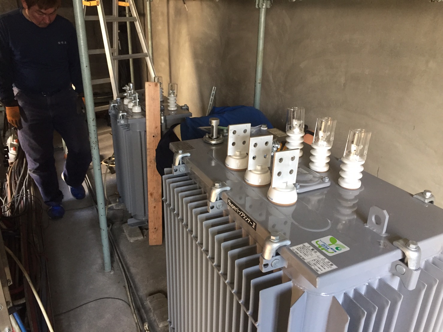 愛知県名古屋市 クレーンを使ってのキュービクル内トランス入替工事（4）