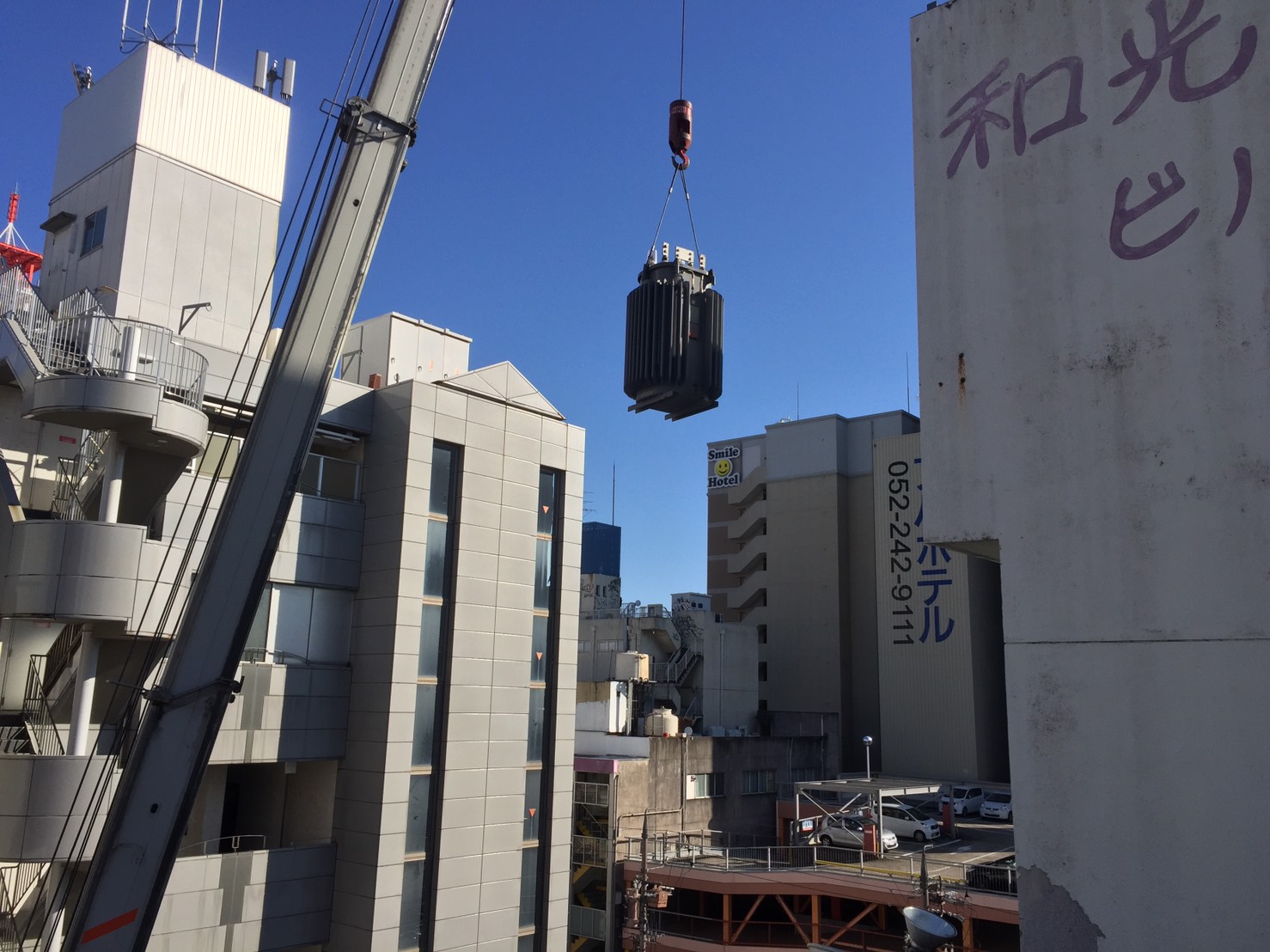 愛知県名古屋市 クレーンを使ってのキュービクル内トランス入替工事（6）