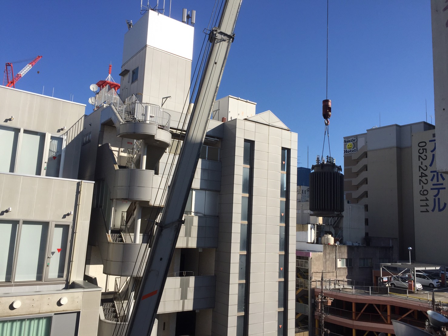 愛知県名古屋市 クレーンを使ってのキュービクル内トランス入替工事（7）