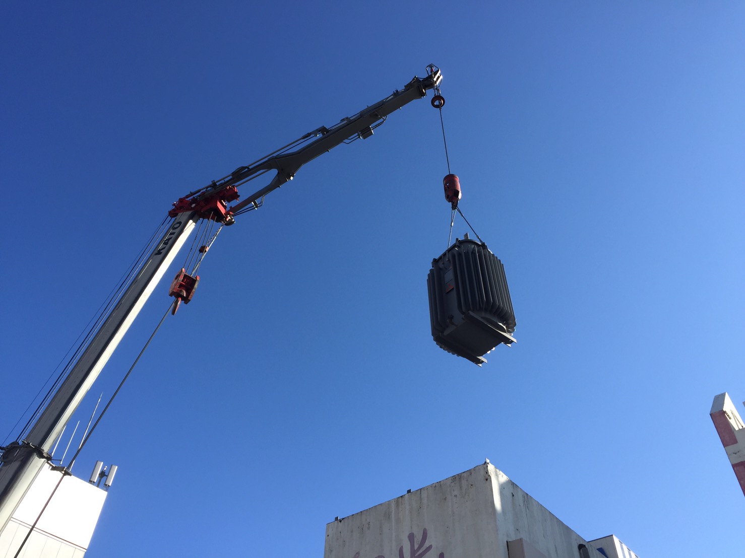 愛知県名古屋市 クレーンを使ってのキュービクル内トランス入替工事（8）