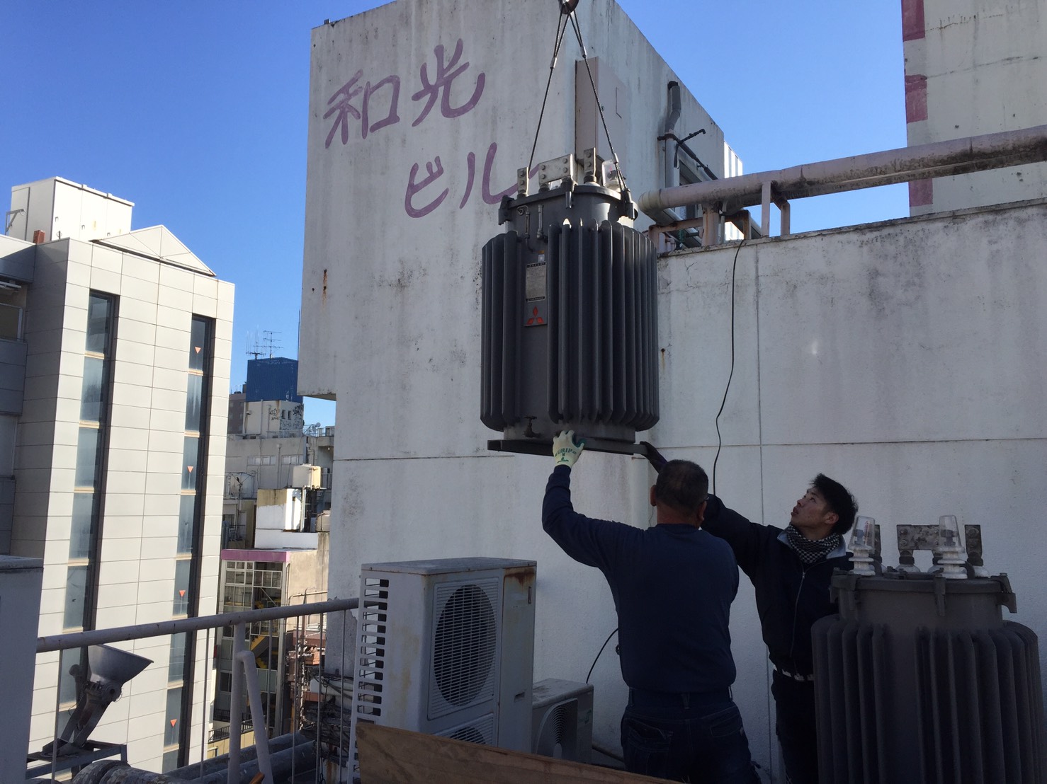 愛知県名古屋市 クレーンを使ってのキュービクル内トランス入替工事（9）