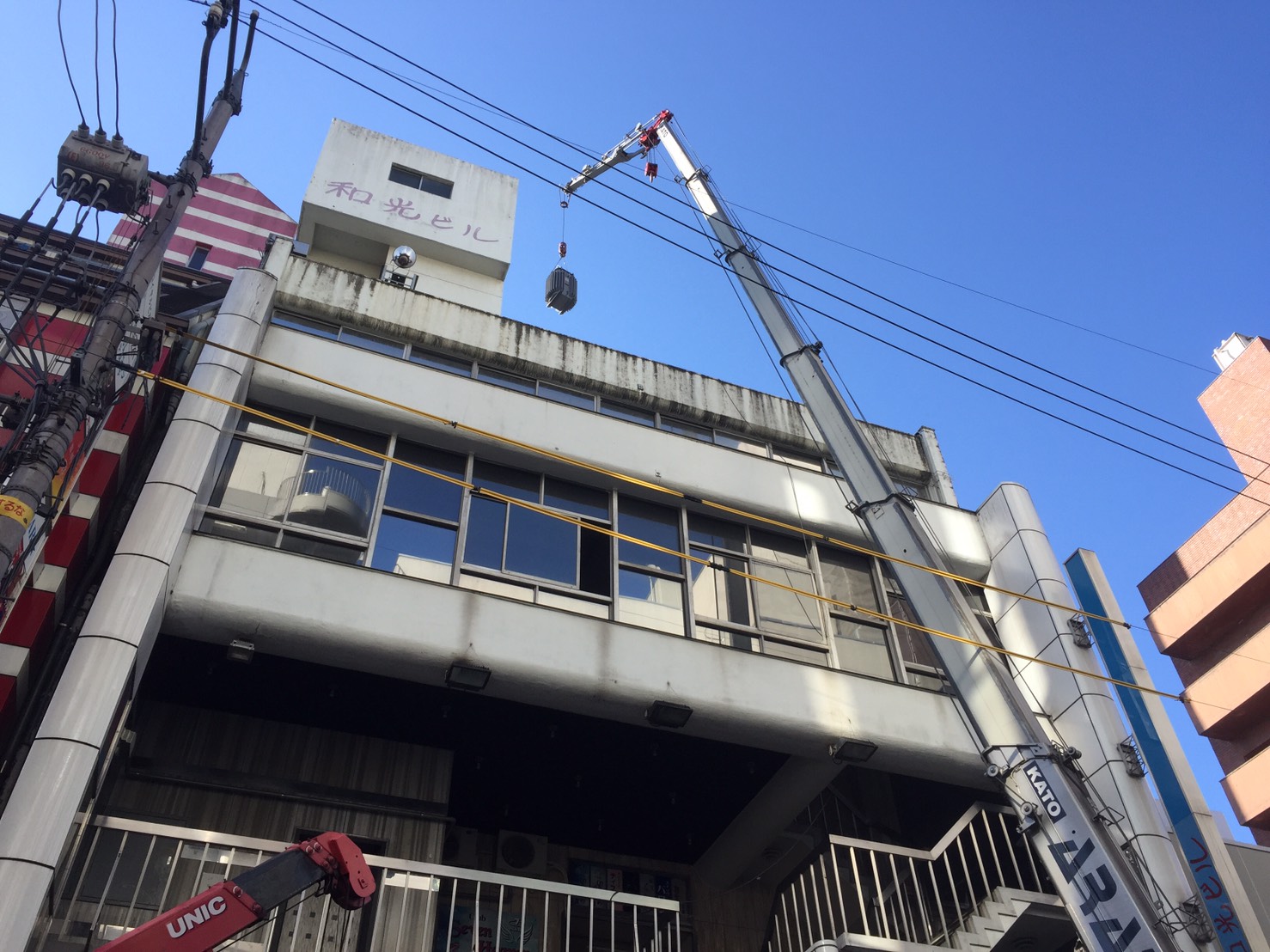 愛知県名古屋市 クレーンを使ってのキュービクル内トランス入替工事（10）