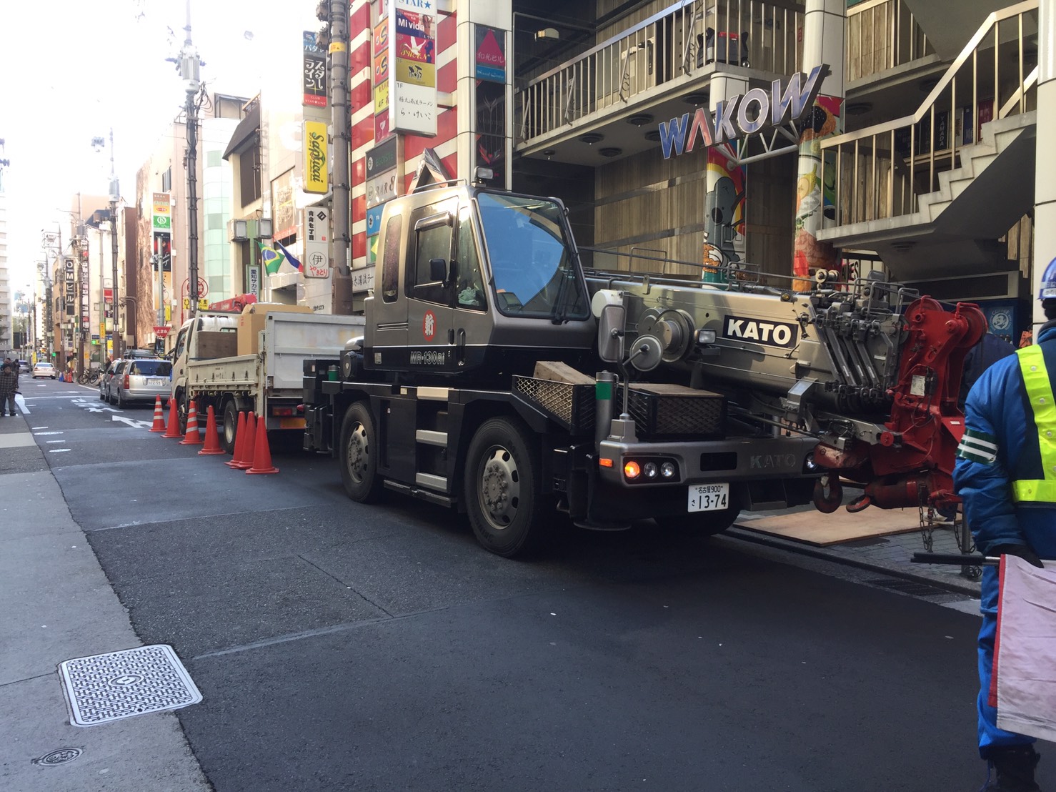 愛知県名古屋市 クレーンを使ってのキュービクル内トランス入替工事（11）