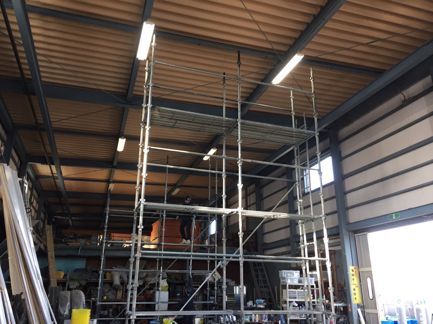 足場を使っての照明取替